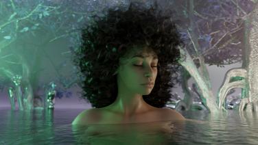 Eine Schwarze Frau mit Locken sitzt mit geschlossenen Augen bis zu den Schultern in einem silbrig glänzenden See.